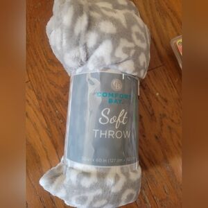 Comfort Bay Gray and White Soft Throw Blanket